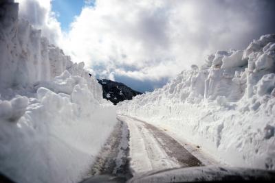 dangerous-snowy-road-stevens-pass-mountain.jpg